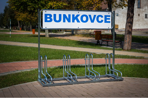 Cyklostojan IQ 4 s reklamním panelem, pozinkovaný