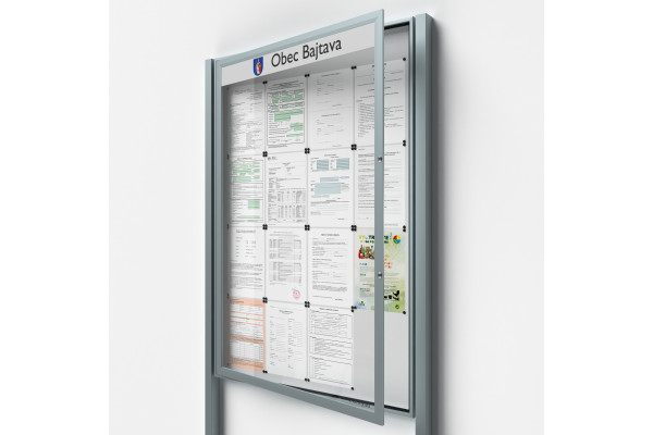Uzamykatelná informační vitrína 16xA4 SIDE50 s nápisem a sloupky