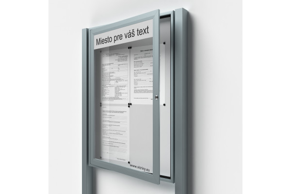 Uzamykatelná informační vitrína 4xA4 SIDE50 s nápisem a sloupky