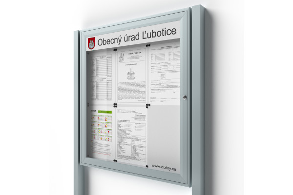 Uzamykatelná informační vitrína 6xA4 SIDE50 s nápisem a sloupky