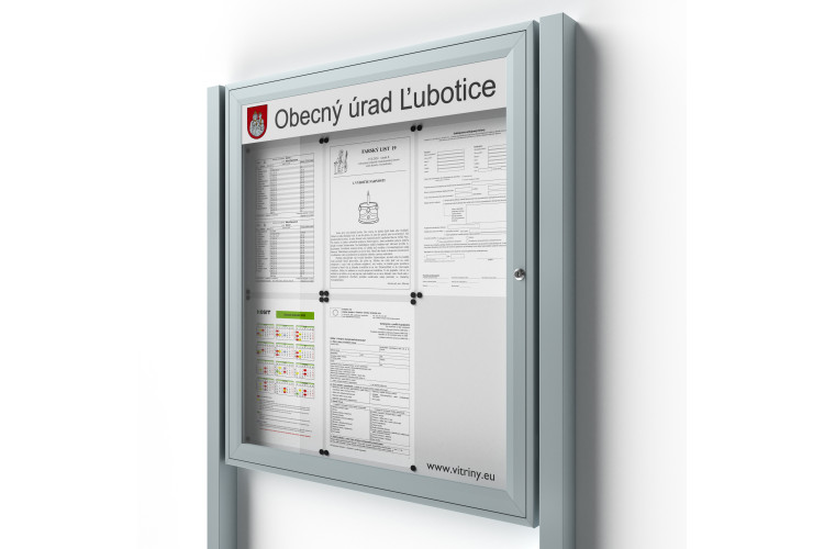 Uzamykatelná informační vitrína 6xA4 SIDE50 s nápisem a sloupky