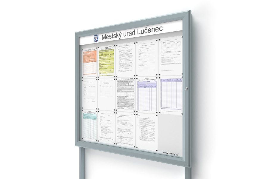 Venkovní informační vitrína 15xA4 SIDE60 s nápisem a sloupky