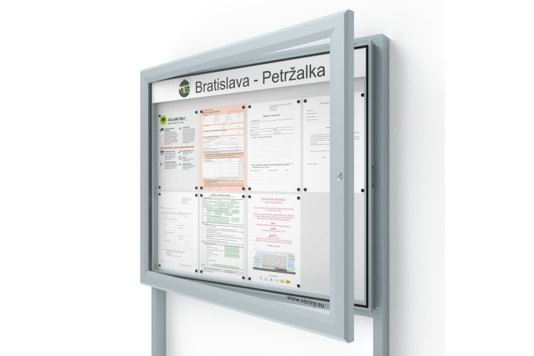 Venkovní informační vitrína 8xA4 SIDE60 s nápisem a sloupky