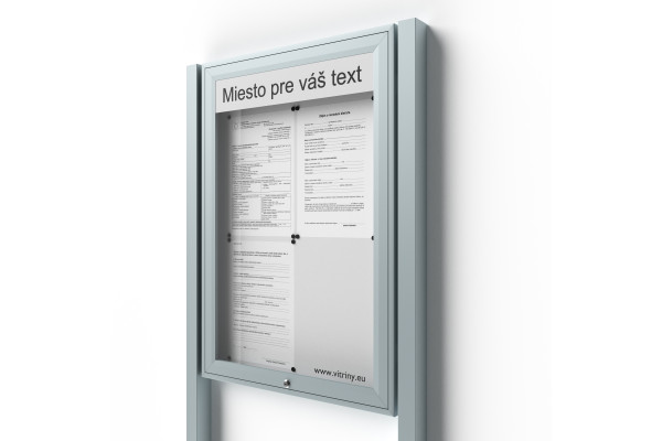 Uzamykatelná informační vitrína 4xA4 UP50 s nápisem a sloupky