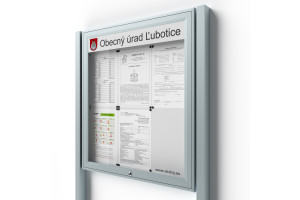 Uzamykatelná informační vitrína 6xA4 UP50 s nápisem a sloupky