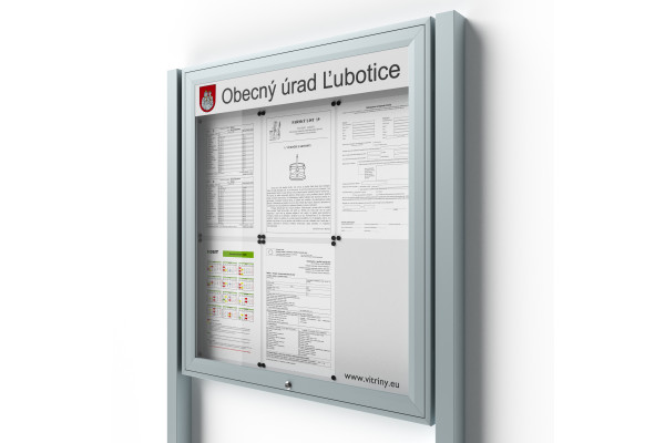 Uzamykatelná informační vitrína 6xA4 UP50 s nápisem a sloupky