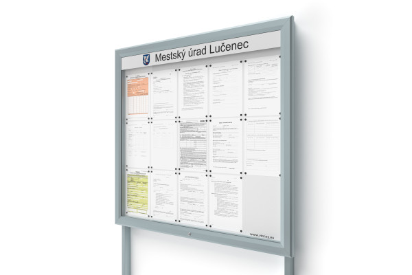 Venkovní informační vitrína 15xA4 UP60 s nápisem a sloupky