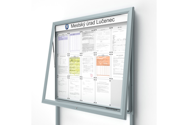 Venkovní informační vitrína 15xA4 UP60 s nápisem a sloupky