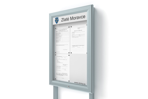 Venkovní informační vitrína 4xA4 UP60 s nápisem a sloupky