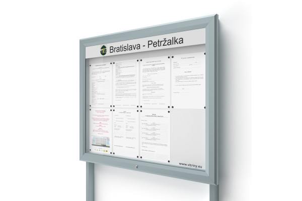 Venkovní informační vitrína 8xA4 UP60 s nápisem a sloupky
