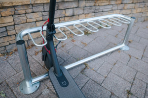 Stojan na koloběžky 6 místný, 120 cm, pozinkovaný