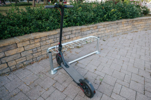 Stojan na koloběžky 6 místný, 120 cm, pozinkovaný