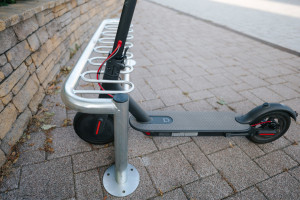 Stojan na koloběžky 6 místný, 120 cm, pozinkovaný