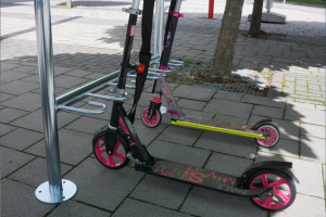 Stojan na koloběžky 5 místný, 100 cm, pozinkovaný