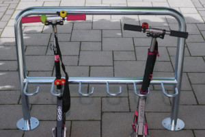 Stojan na koloběžky 5 místný, 100 cm, pozinkovaný