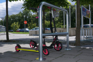 Stojan na koloběžky 5 místný, 100 cm, pozinkovaný