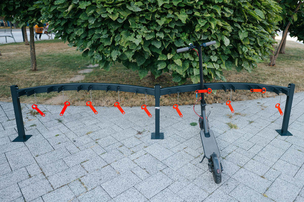 Stojan na koloběžky 10 místný jednostranný